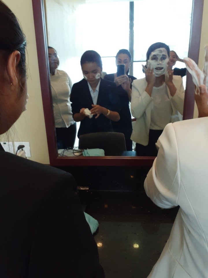 カンボジア　洗顔体験