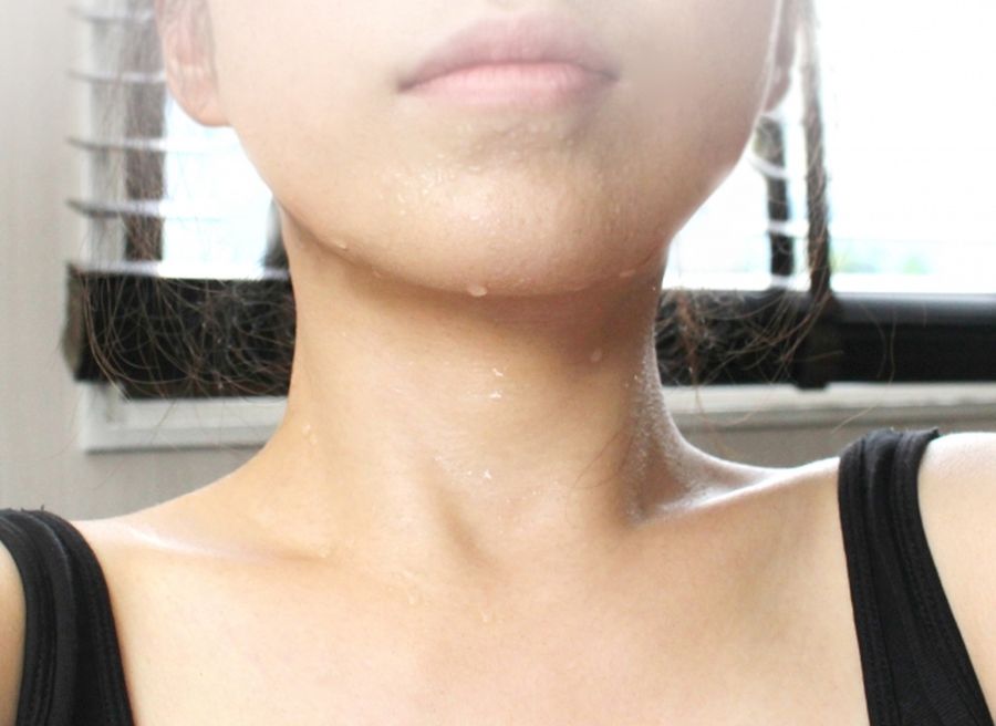 汗をかく　女性